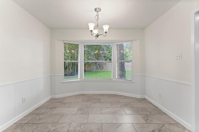 Building Photo - 2102 Whitelaw Dr