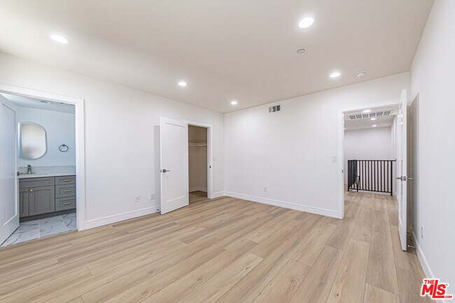 Building Photo - 5434 Romaine St