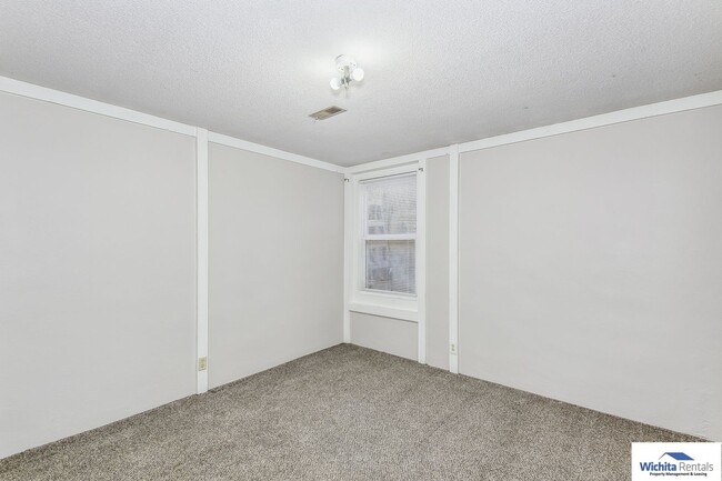 Building Photo - Showings starting 01/09!