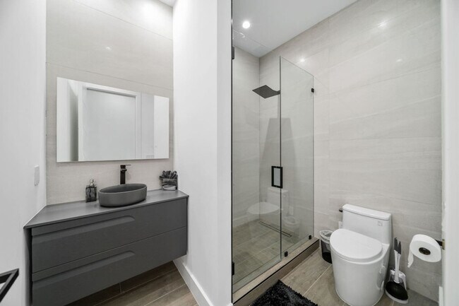 Building Photo - 547 NE 16th Ave