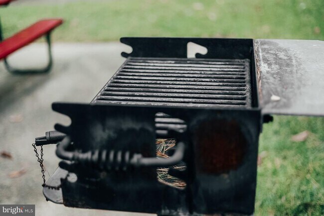 Building Photo - 1300 Army Navy Dr