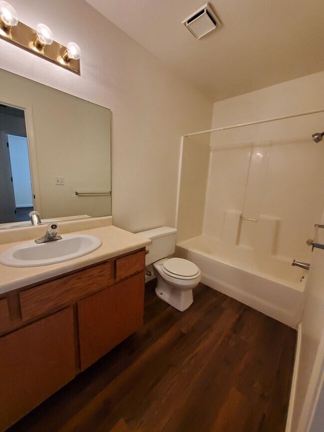 Building Photo - 1400 Howard Ct