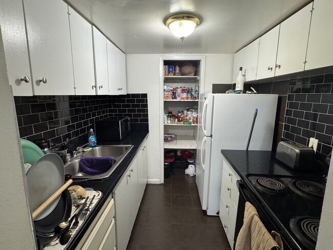 Building Photo - 68 E 200 S