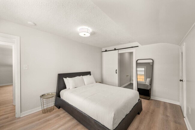 Building Photo - 1326 Broadway-SI ID1312458P