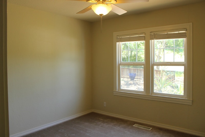 Building Photo - 1010 S Cloverdale Blvd