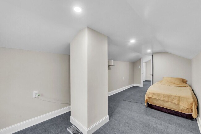 Building Photo - Beautifully Maintained 3BR/1BA Residence N...