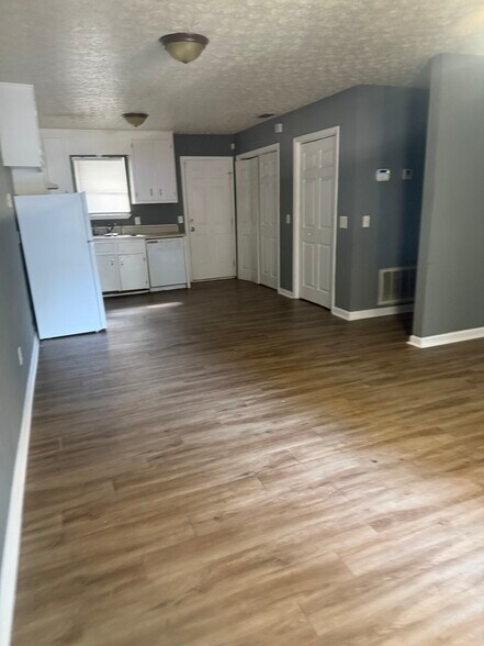 Building Photo - 169 W Paces Dr