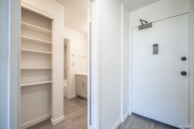 Building Photo - $2,395 / 1br - 514ft2 - The Highlander, 1bdrm, Incls Utilities, Avail April 1st (Aiea)