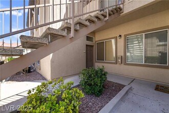 Building Photo - Charming Ground-Floor Condo with Wood Flooring & Modern Comforts!