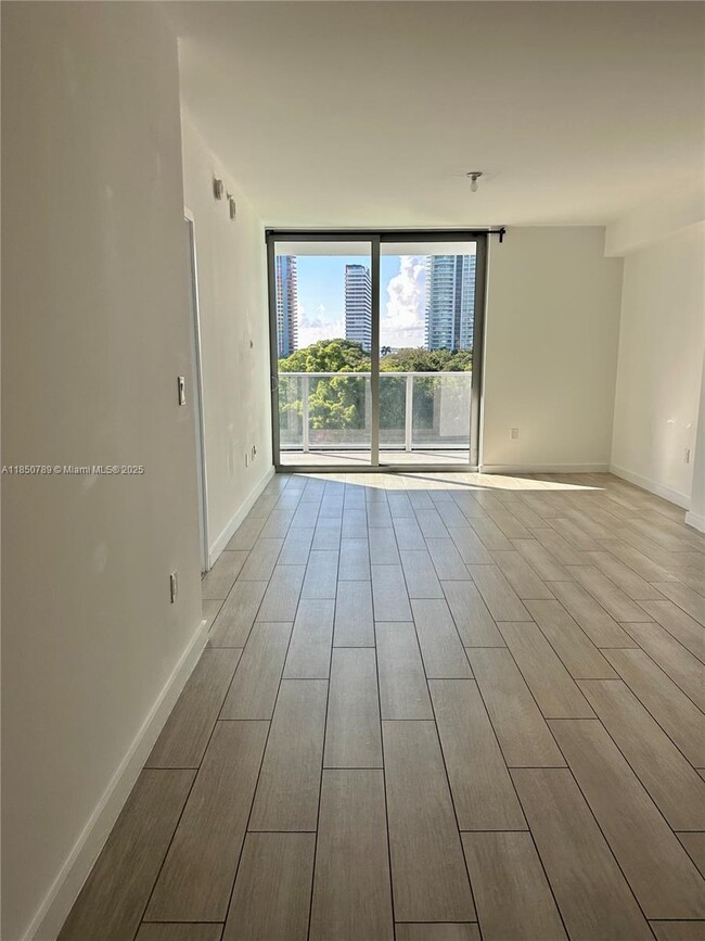 Building Photo - 1600 SW 1st Ave