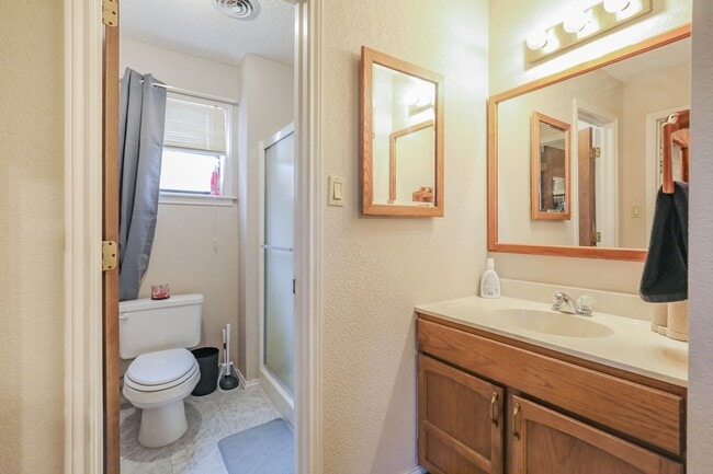 Building Photo - 3 Bedroom 2 Bath Home