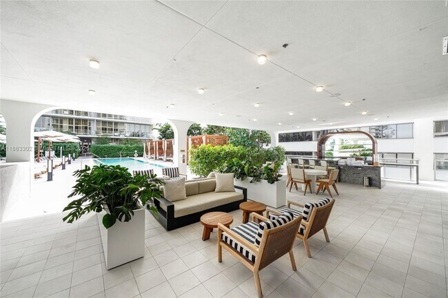 Building Photo - 2655 S Bayshore Dr