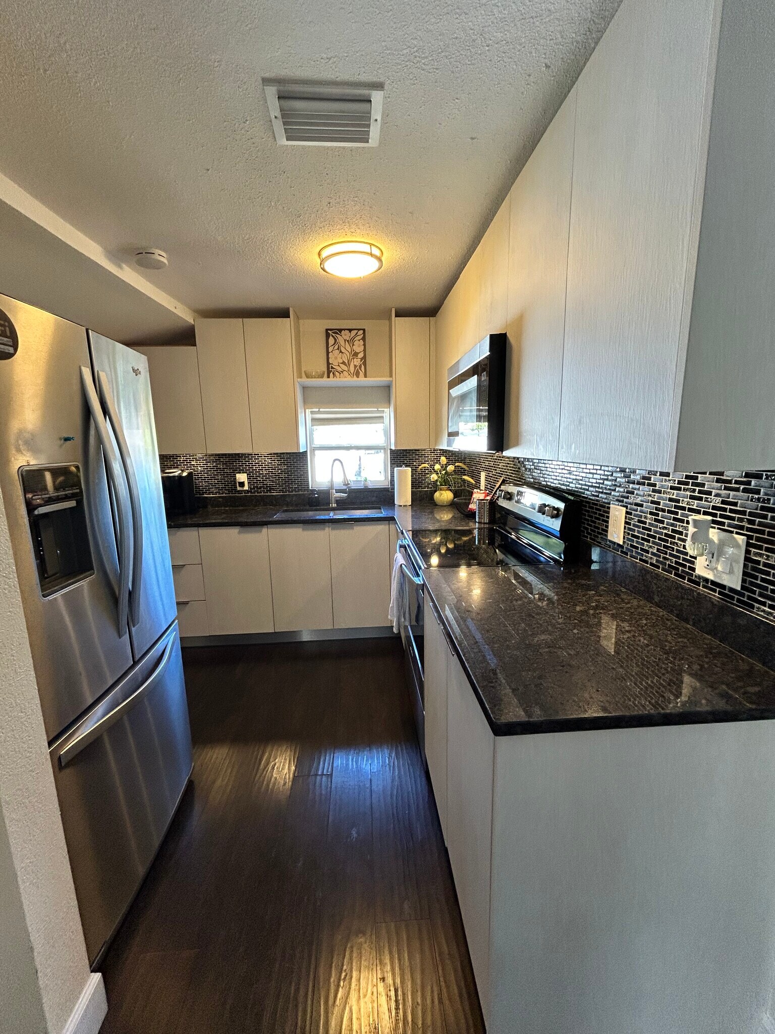 Building Photo - 203 W Crest Ave