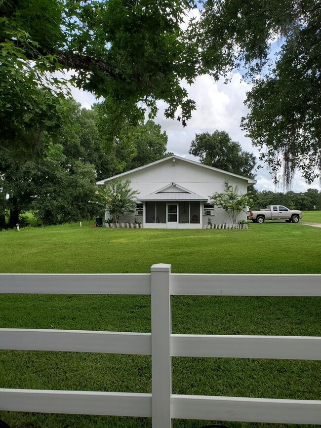 Building Photo - Country Living!