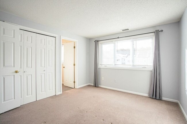 Building Photo - 10 Oak Ridge Dr