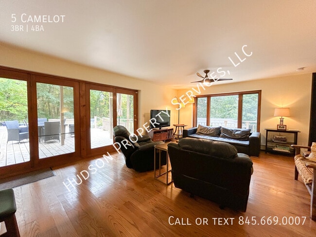 Building Photo - 5 Camelot-