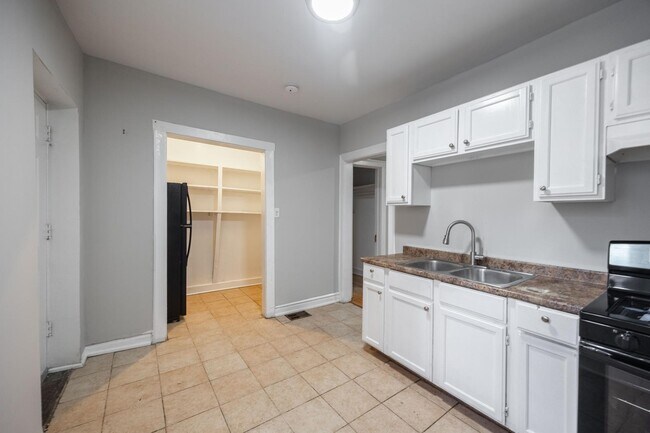 Building Photo - 6304 N Oakley Ave