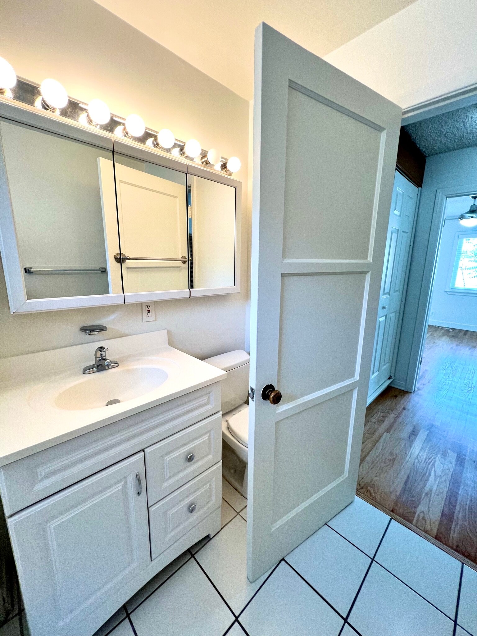 Bright bathroom with tub and shower - 4550 Vista del Monte Ave