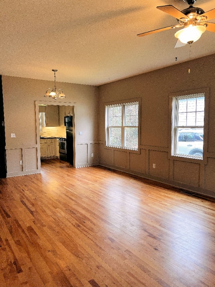 Building Photo - 205 Wellington St