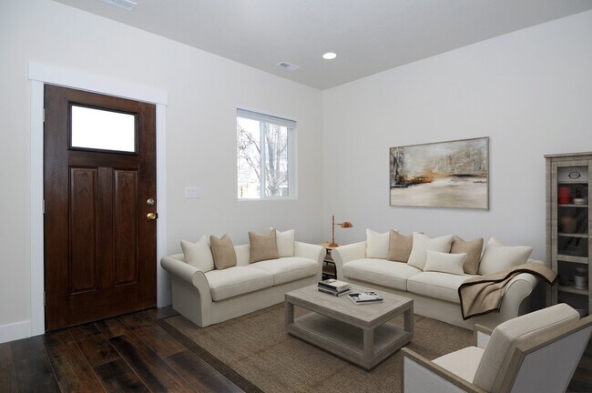 2 - 804 W Genesee Ave