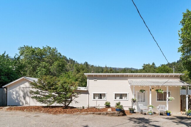 Building Photo - 205-205B Apple Knoll
