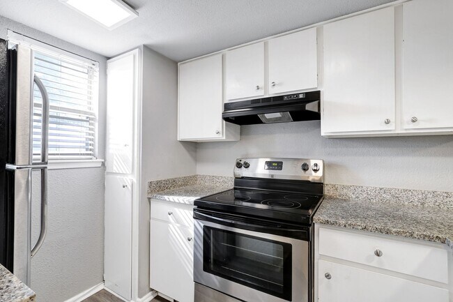 Building Photo - 11003 Mt Boracho Dr