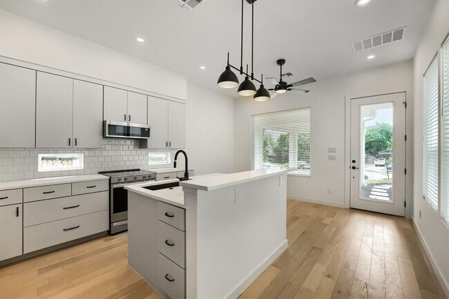 Building Photo - 3204 Overcup Oak Dr