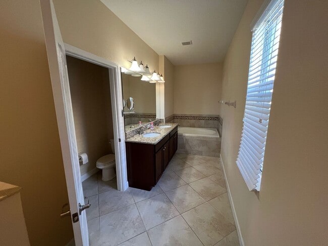 Building Photo - INDEPENDENCE IN WINTER GARDEN 4 BEDROOM RE...