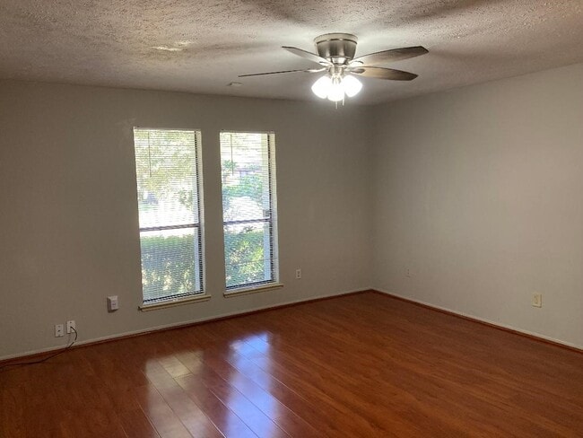 Building Photo - 2906 Green Fields Dr