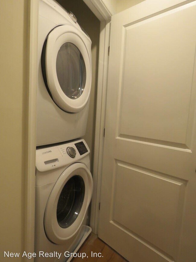 SHARED WASHER/DRYER - 303 N 41st St