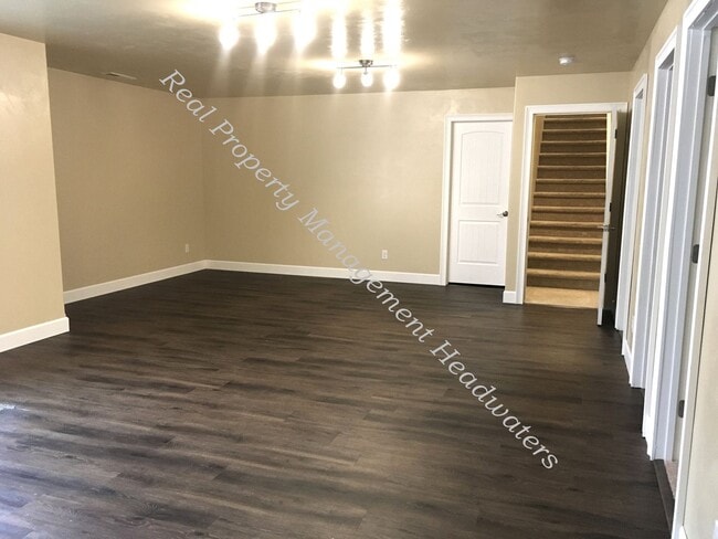 Building Photo - 5 Bedroom 3 Bath House for Rent