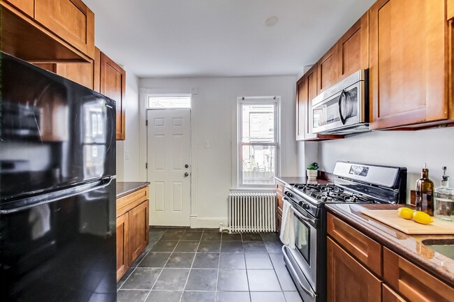 Building Photo - Spacious 3bd/2.5 bath updated townhome in ...