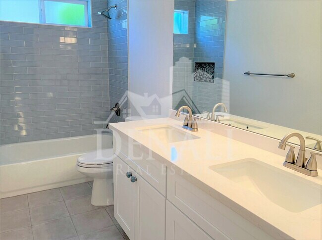 Building Photo - 618 W McNair St