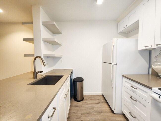 Building Photo - 3900 Woodchase Dr