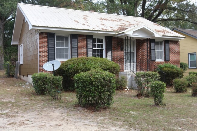 Primary Photo - 905 W Whitney Ave