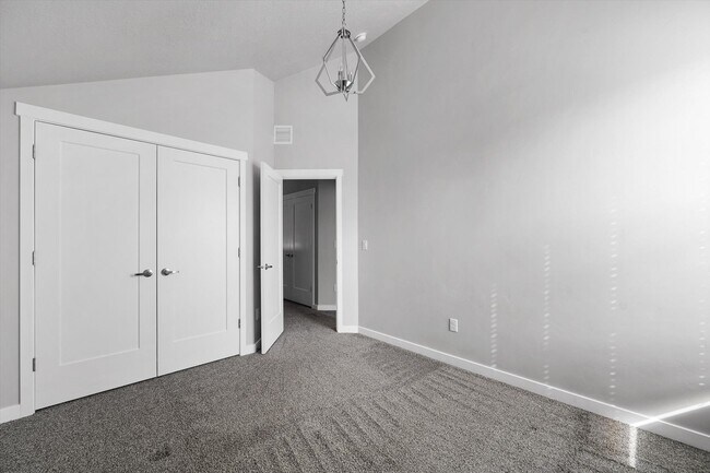 Building Photo - 721 E Zekes Ct