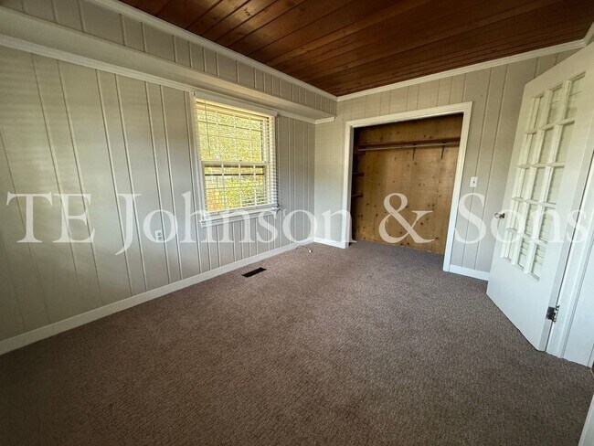 Building Photo - 817 S Hawthorne Rd