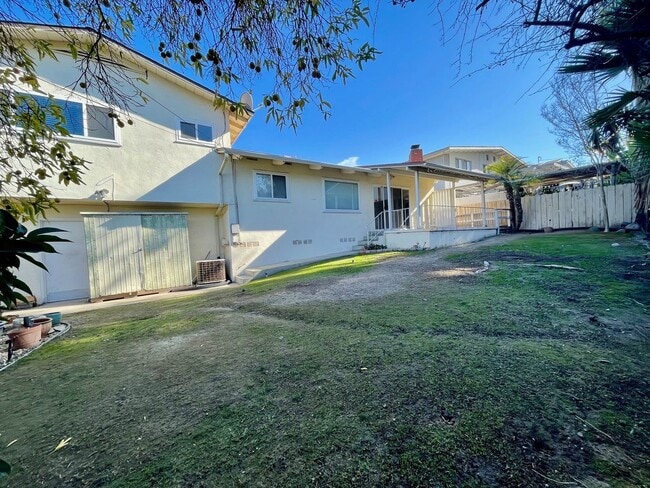 Building Photo - 3 Bed-2 Bath Split Level Home in La Mesa