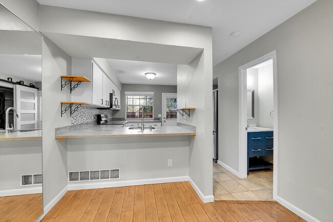 Building Photo - $2,250.00, 2-bed, 2.5 bath, located in Lak...