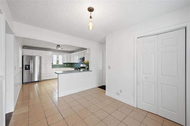 Building Photo - 910 N Powell Pkwy