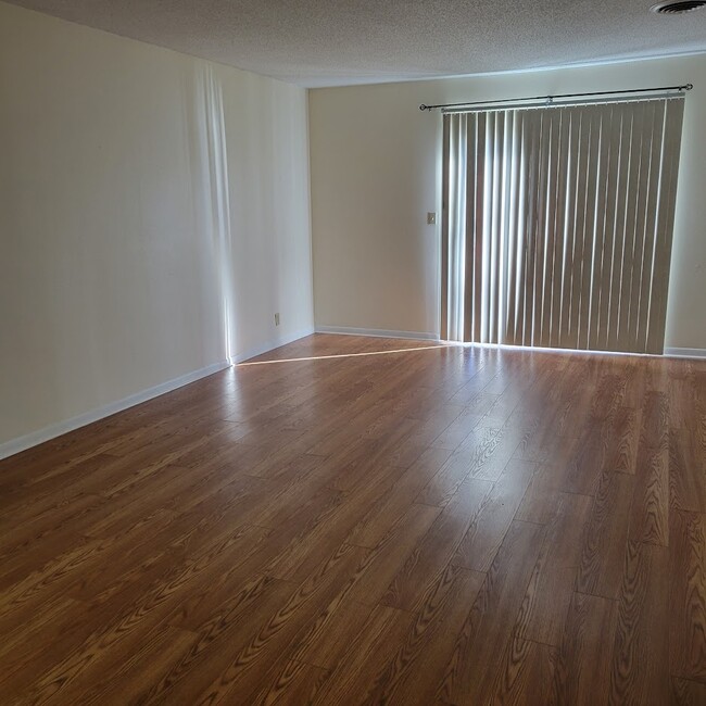 Building Photo - 74 Lakeshore Ct