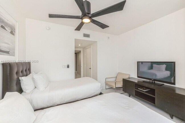 Building Photo - 485 Brickell Ave