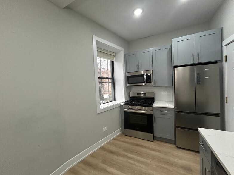 Building Photo - 423 W Belden Ave