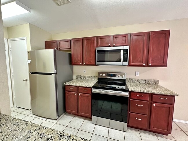 Building Photo - 3 BD/2.5 BATH AVAILABLE FOR IMMEDIATE MOVE...