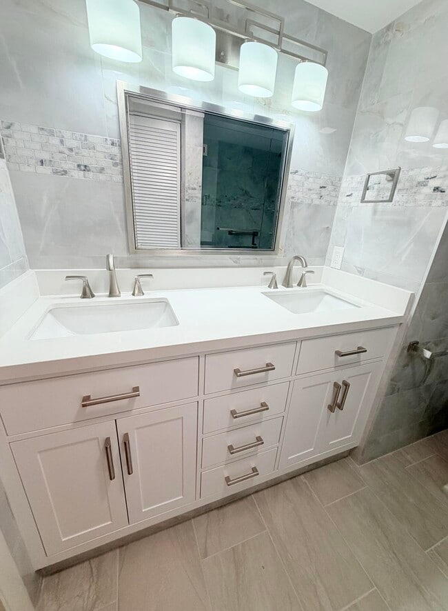 Building Photo - 1004 Newcastle A