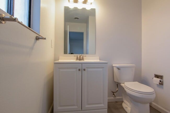 Building Photo - South Redding Duplex with Many Perks!