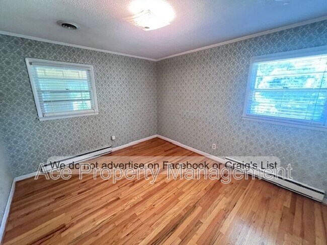 Building Photo - 255 Greenbriar Dr