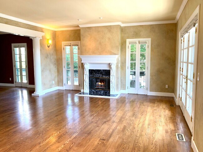 Building Photo - Queen Anne Home