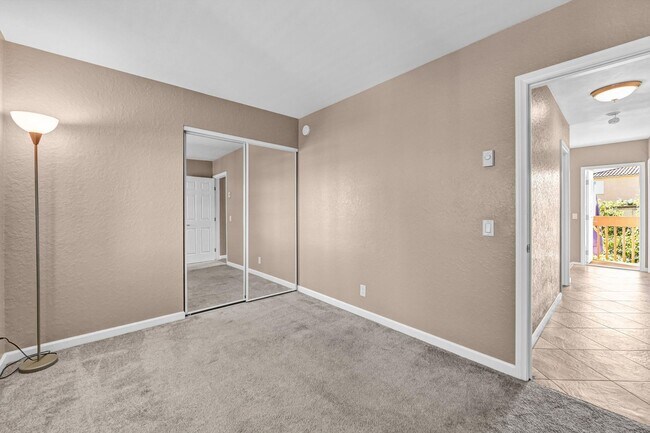 Building Photo - 3 Bedroom Townhome in the Vista de Vista Community