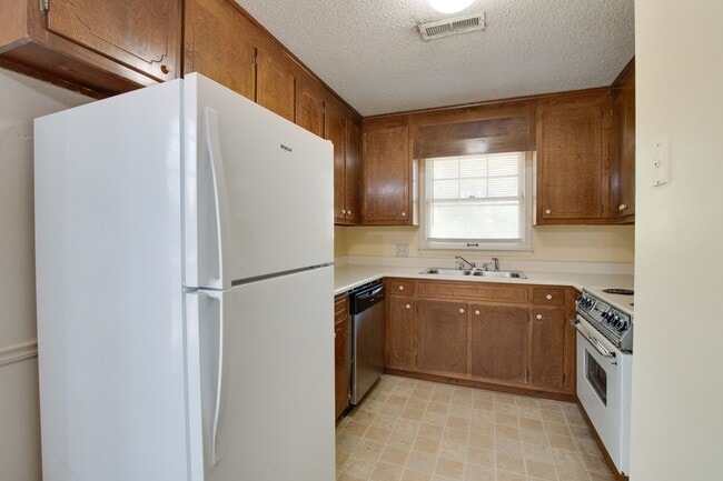 Building Photo - 6201 Friar Tuck Dr NW